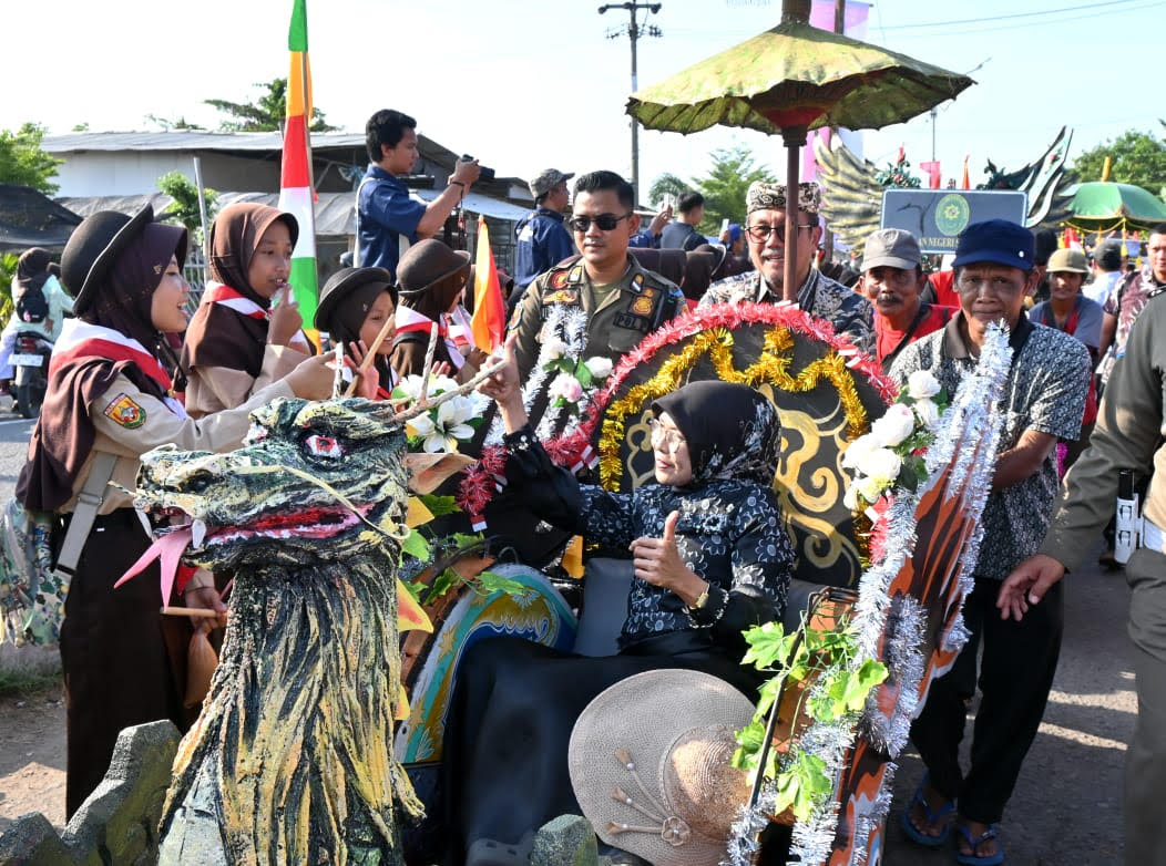 Becak Hias Meriahkan HUT ke-80 RI, Bupati Imron Ikut Gowes